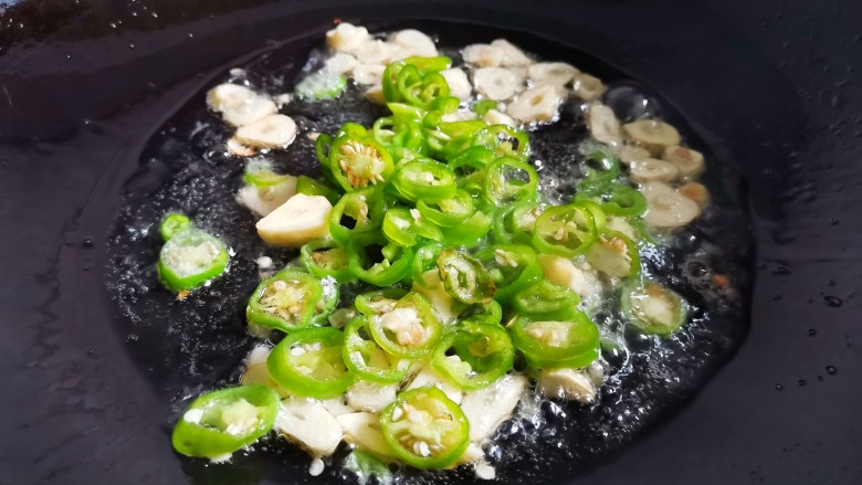 炒四季豆,加辣椒翻炒,