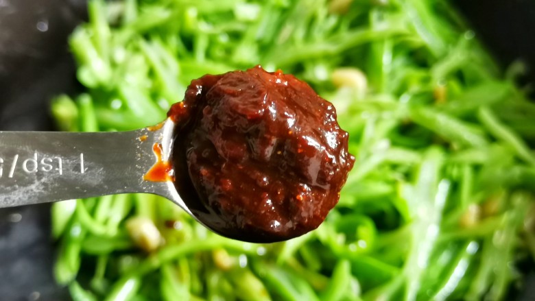 炒四季豆,一勺豆瓣酱炒匀。