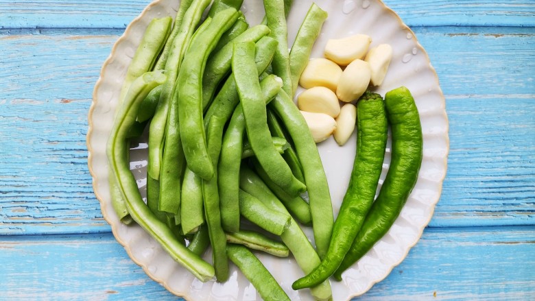 炒四季豆,准备好所有食材。