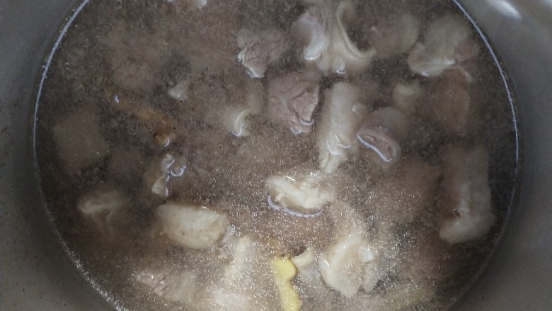 西红柿炖牛腩,焯水的样子,去掉浮水,捞出备用