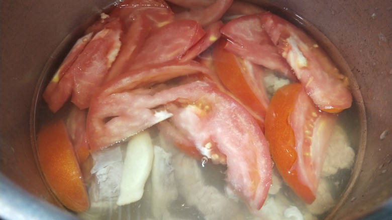 西红柿炖牛腩,倒入开水,高出食材多一点,盖上锅盖,大火烧开,压7分钟,再小火5分钟即可