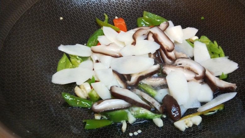 草菇炒山药,加入山药,草菇。