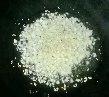 鱼香杏鲍菇,锅中热油,倒入蒜末爆香