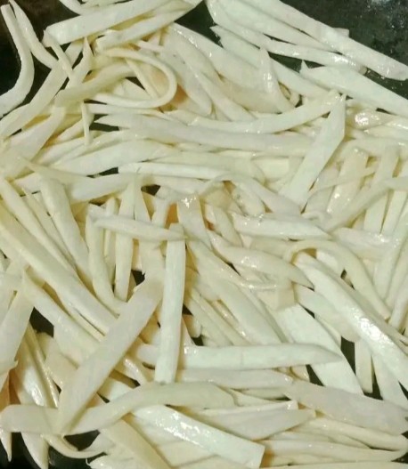 鱼香杏鲍菇,锅中热油,倒入杏鲍菇翻炒至变软