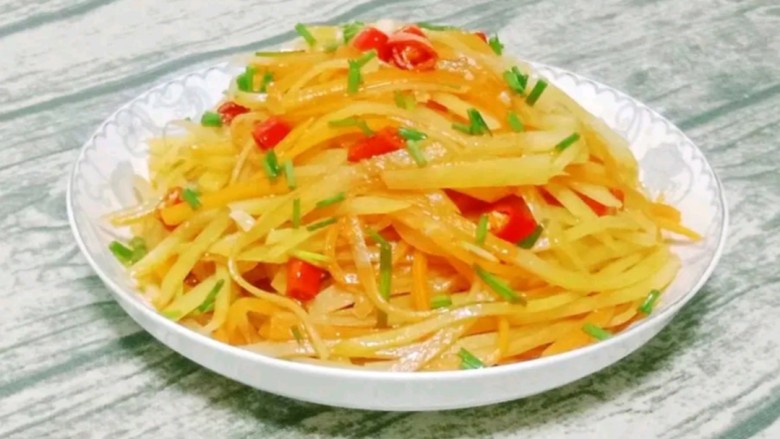 凉拌土豆胡萝卜丝,一道开胃土豆胡萝卜丝就做好了