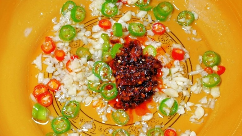 香拌鸭食管,再放入一勺<a style='color:red;display:inline-block;' href='/shicai/ 10084'>老干妈</a>。