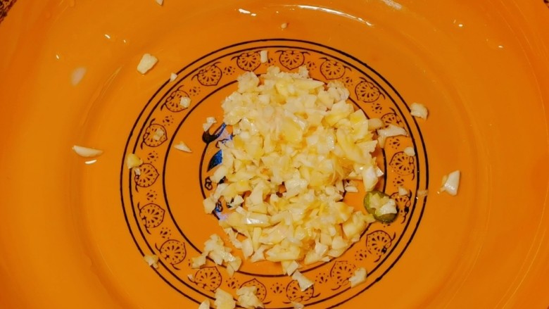 香拌鸭食管,准备一个大盆,放入适量蒜末。
