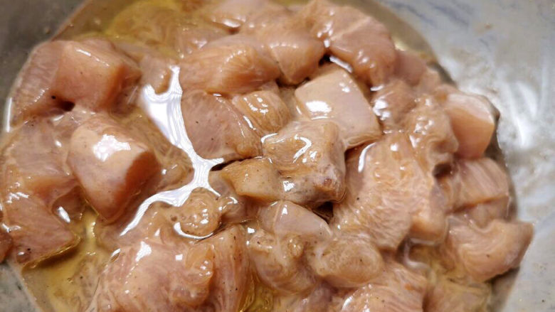 小炒鸡脯肉,上好浆,封油备用