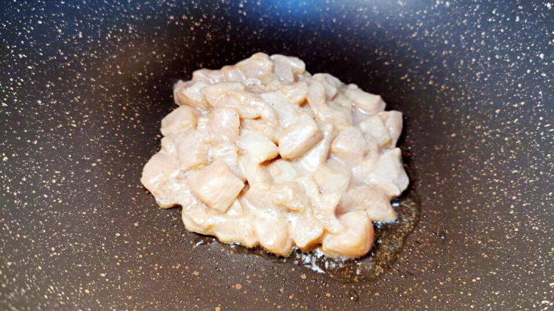 小炒鸡脯肉,鸡丁入锅,滑炒1~2分钟后捞出,锅子温度保持在70度