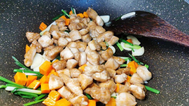 小炒鸡脯肉,爆香葱蒜,胡萝卜,再加入鸡丁