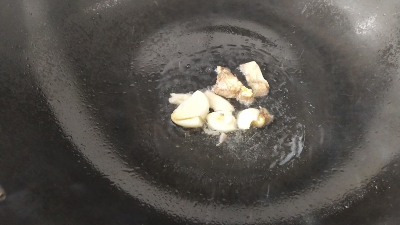 酱烧水鱼(水潺 ),锅里放油烧热,放入蒜姜爆香