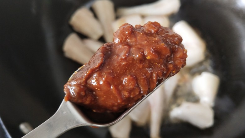酱烧水鱼(水潺 ),倒入一大勺豆瓣酱