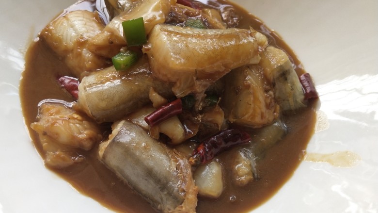 酱烧水鱼(水潺 ),起锅盛盘