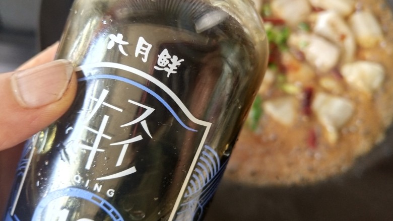 酱烧水鱼(水潺 ),起锅前放一小勺轻盐原汁酱油,撒上尖椒点缀