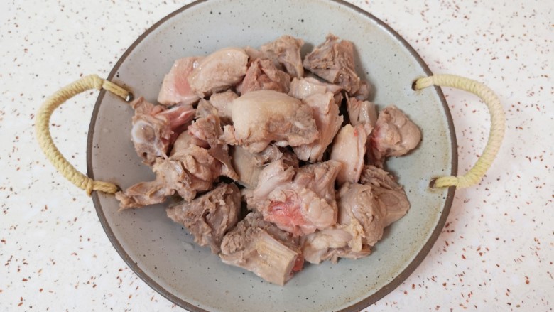 香菇烧鸭肉,焯过水的鸭块冲洗干净,控一下水分备用。