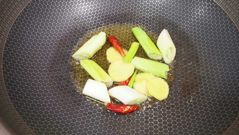 香菇烧鸭肉,炒锅内倒适量的<a style='color:red;display:inline-block;' href='/shicai/ 848'>菜籽油</a>烧热,下入葱姜和干红辣椒炒香。