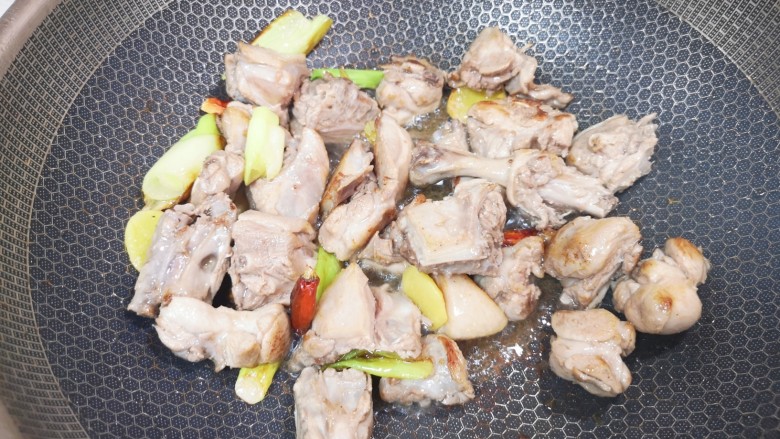 香菇烧鸭肉,加入一勺料酒,翻炒至料酒挥发,鸭块表面变成焦黄色。