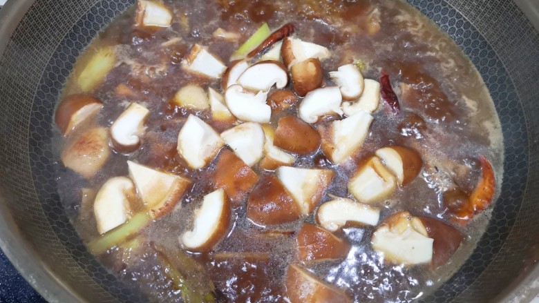 香菇烧鸭肉,下入香菇再次烧开,盖上锅盖中小火炖50分钟。