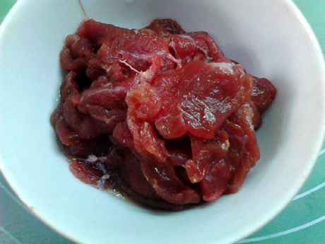 滑蛋牛肉,牛肉洗净切片,