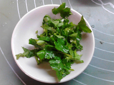 滑蛋牛肉,香菜洗净切小段,