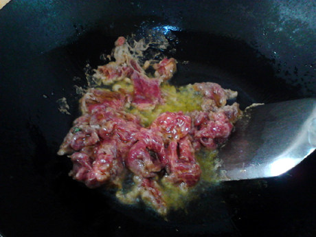 滑蛋牛肉,倒入牛肉片,滑熟,