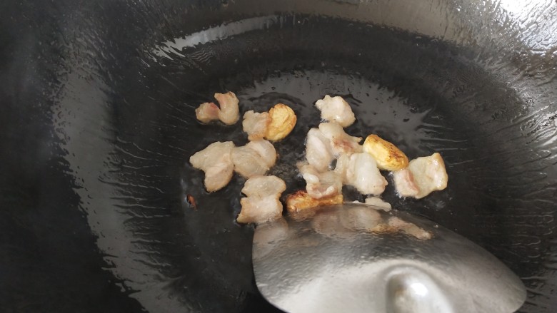 青椒炒花菜,放入五花肉,炒出香味,小火炒制焦黄更香
