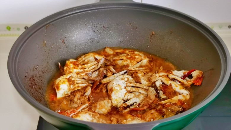 炒蟹脚肉,加入一碗水烧开,转小火15分钟。