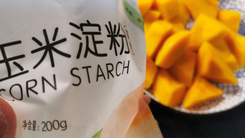 拔丝南瓜,南瓜下水锅煮2分钟后,沥干,撒上<a style='color:red;display:inline-block;' href='/shicai/ 512'>玉米淀粉</a>
