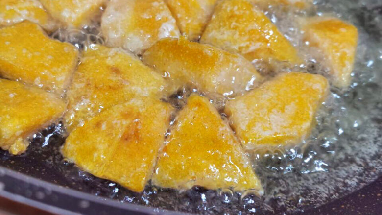 拔丝南瓜,拉高油温,炸酥表面