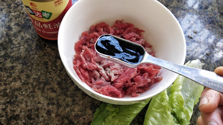 京酱牛肉丝,把<a style='color:red;display:inline-block;' href='/shicai/ 6333'>牛肉丝</a>洗净，挤出血水，加入白糖，胡椒粉和<a style='color:red;display:inline-block;' href='/shicai/ 721'>蚝油</a>拌匀