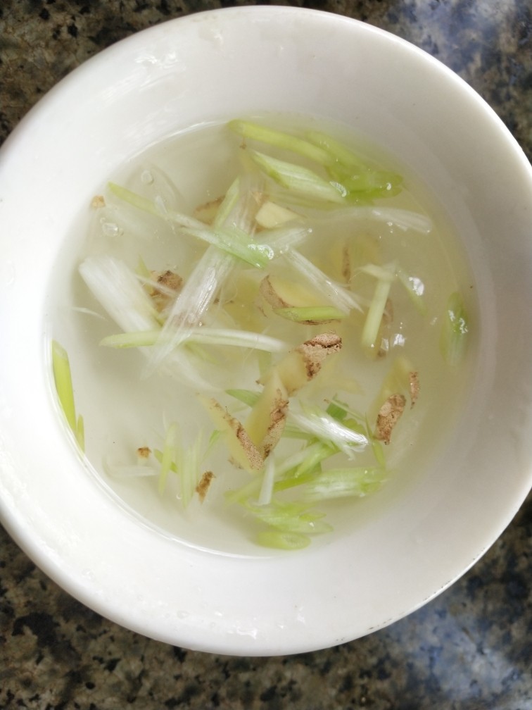 京酱牛肉丝,把姜片拍碎,葱白切丝,倒入开水泡成葱姜水