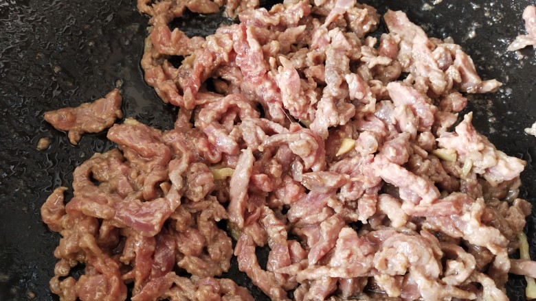 京酱牛肉丝,小火将牛肉丝倒入,炒散至变色取出