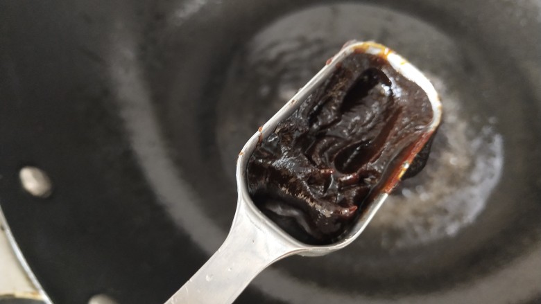 京酱牛肉丝,放入甜面酱略炒