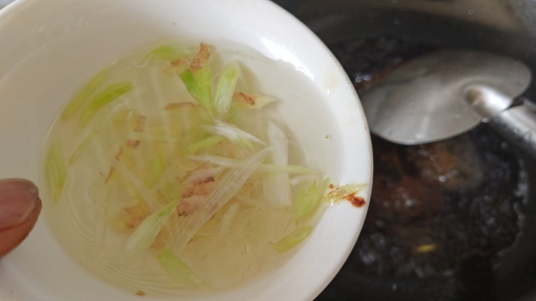 京酱牛肉丝,倒入葱姜水,加点白糖和少许料酒,不要葱白和姜片