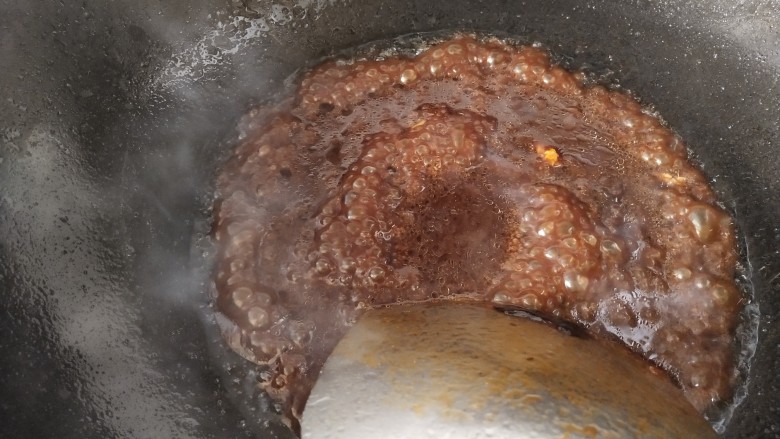 京酱牛肉丝,不停炒动甜面酱,酱汁开始变粘时