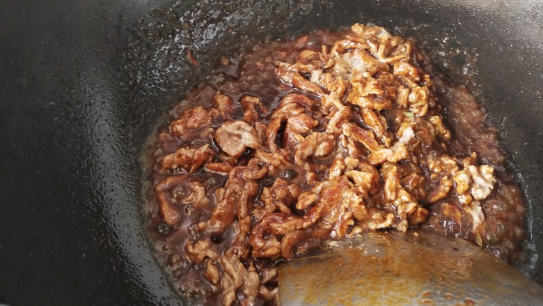 京酱牛肉丝,放入牛肉丝翻炒,使酱汁均匀地沾在牛肉丝上