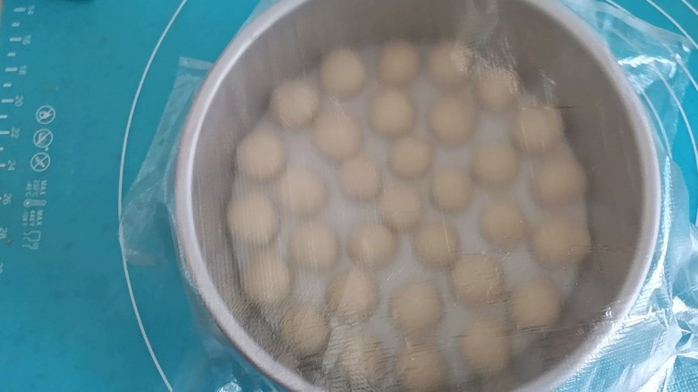酸奶珍珠小面包,盖上保鲜膜,发酵1.5小时