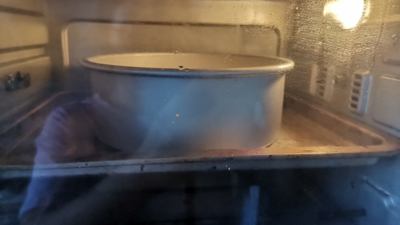 酸奶珍珠小面包,送入预热好的烤箱,上下火170度烤20分钟