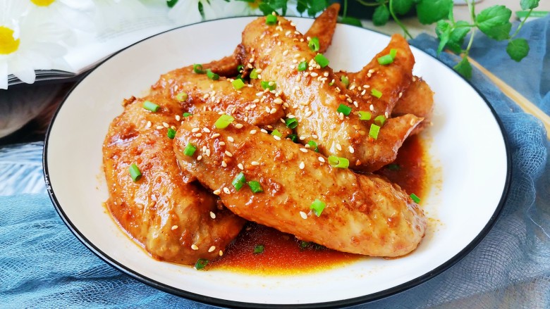 电饭锅焖鸡翅,焖煮好，盛出撒上葱花和<a style='color:red;display:inline-block;' href='/shicai/ 141911'>熟白芝麻</a>