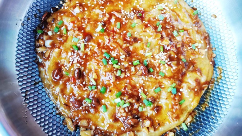 懒人酱香饼,撒上芝麻和葱花,串起来就可以吃啦~