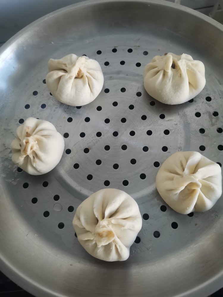 香菇鸡肉包子,包成包子,上蒸锅