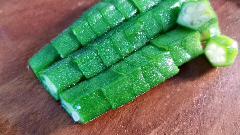 滑蛋牛肉,捞出,切小丁