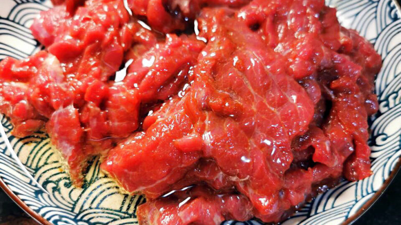 滑蛋牛肉,封油,静置10分钟