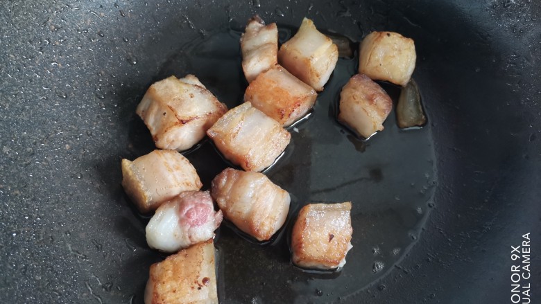 茭白烧肉,锅烧热,不用放油,下入五花肉煸炒至表面微焦出肥油