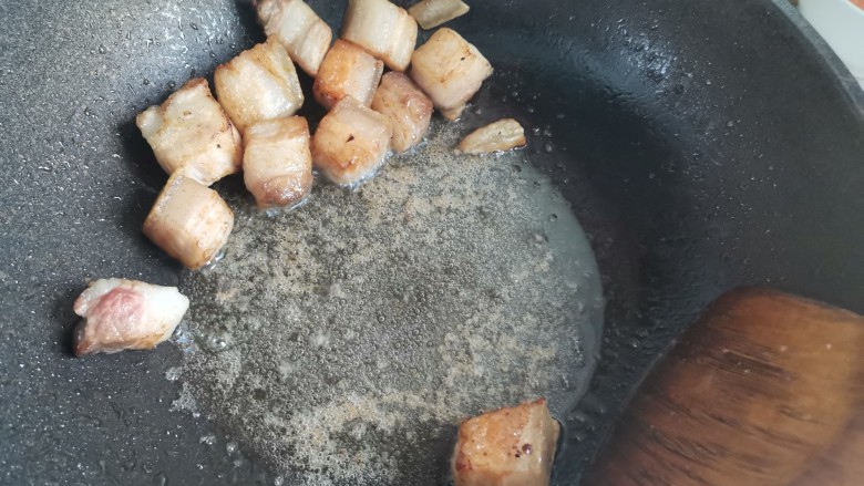 茭白烧肉,再加五花肉推到一边,底油里加入一勺糖炒至融化