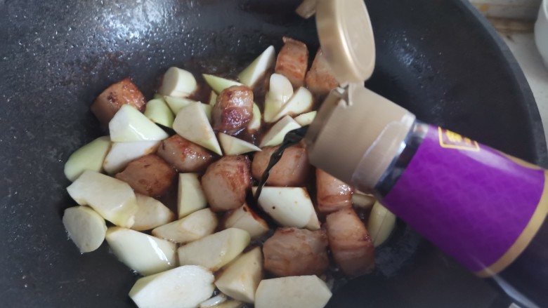 茭白烧肉,加入2勺红烧酱油