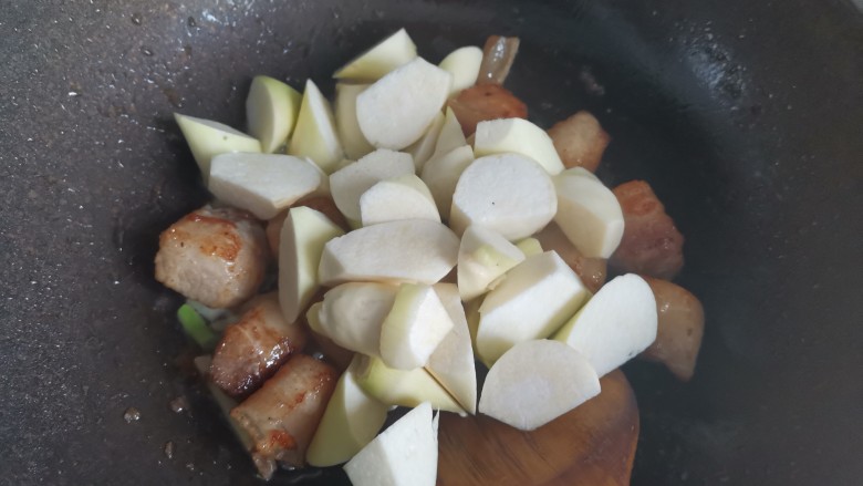 茭白烧肉,再把五花肉翻炒上色,加入茭白