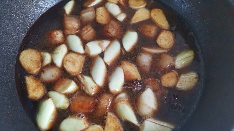茭白烧肉,加入适量的水,大火煮开,转小火炖30分钟