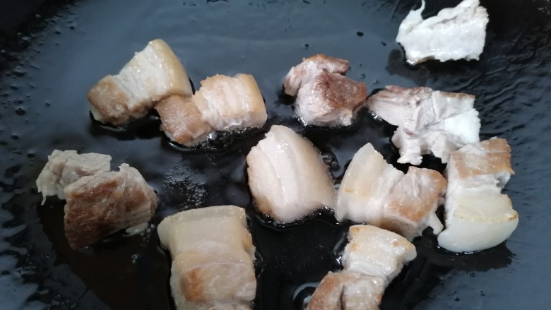 白萝卜炖猪肉,煎至肉两面金黄,这样熬出来的猪油炖萝卜更香