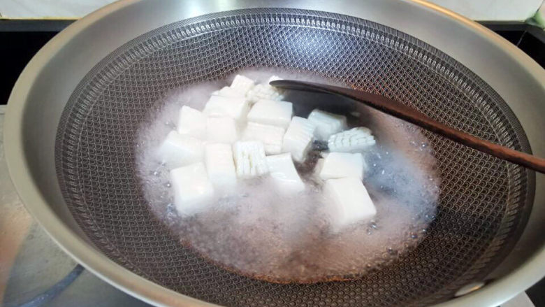 魔芋烧鸡,水中记得加盐,魔芋豆腐煮1分钟,捞出冲凉控干